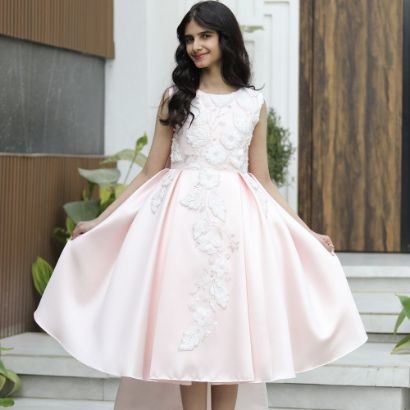 صورة فستان بناتي خربزي بتطريز فاخر مكيادو | فستان بفيونكة خلفية كبيرة - M3761